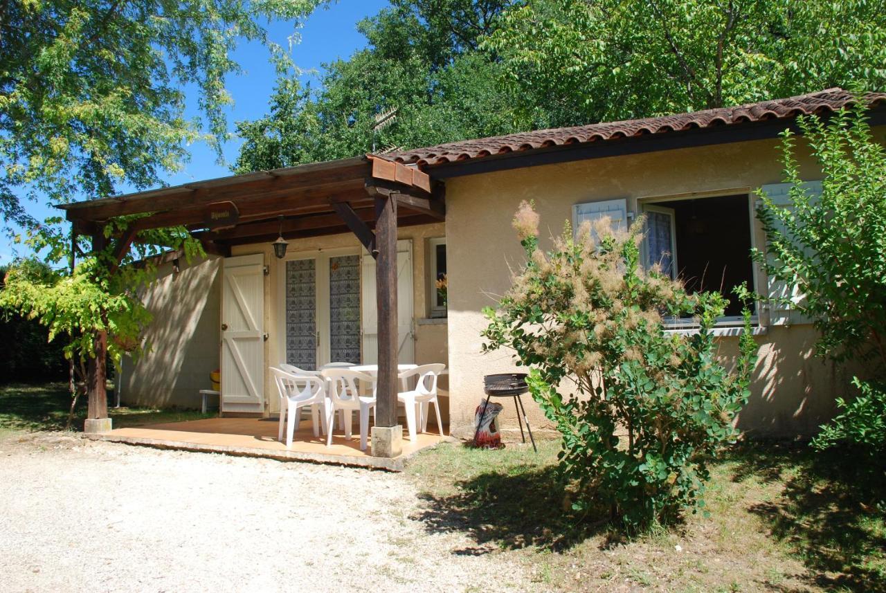 Village De Gites Le Chatenet Thonac Exterior foto